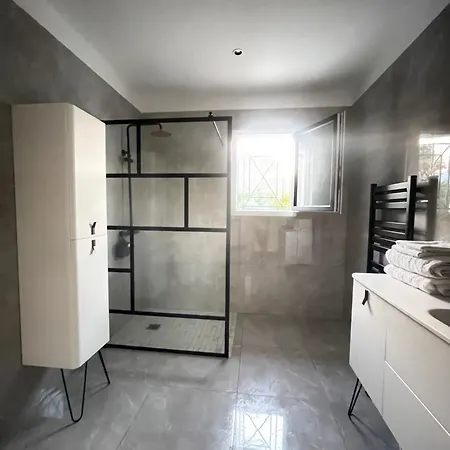 Mitoyenne De Standing Proche De Toutes Commodites A