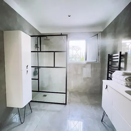 Nyaraló Mitoyenne De Standing Proche De Toutes Commodites A