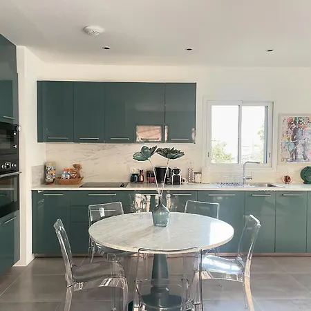 Mitoyenne De Standing Proche De Toutes Commodites A Nyaraló