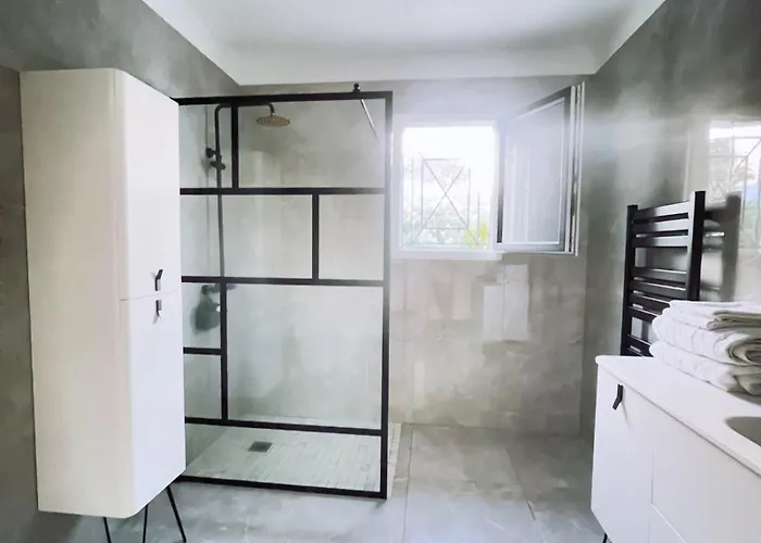 Nyaraló Mitoyenne De Standing Proche De Toutes Commodites A