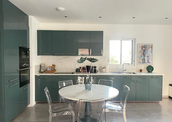 Nyaraló Mitoyenne De Standing Proche De Toutes Commodites A *