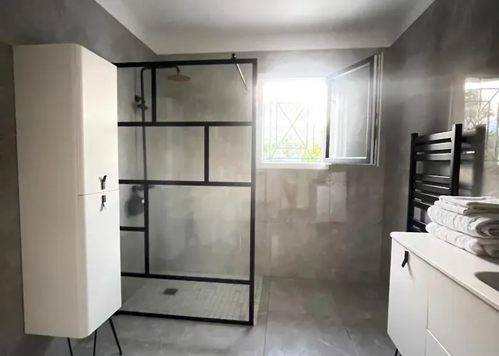 Mitoyenne De Standing Proche De Toutes Commodites A